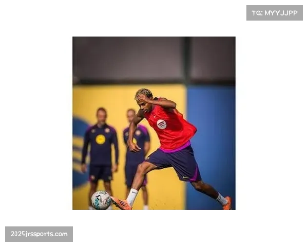 争议瞬间:阿劳霍禁区内争顶时与对方前锋相撞倒地,裁判未予判罚